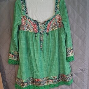 Elegant Green Women's Tunic with Intricate Patterns. Unbranded
